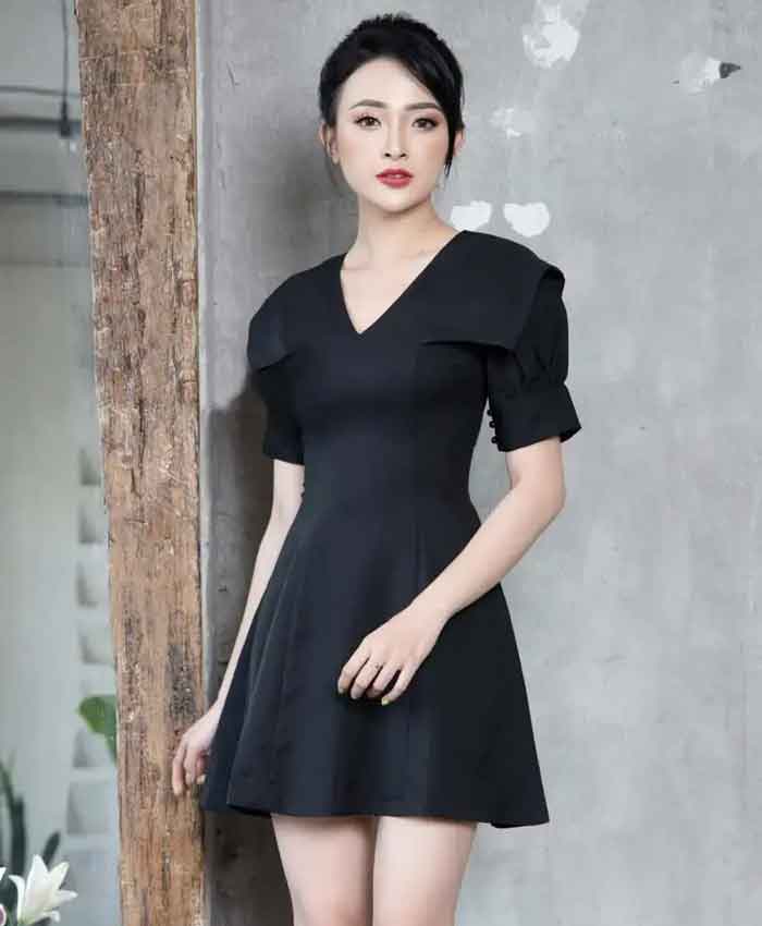 Đầm cổ V màu đen cực quyến rũ