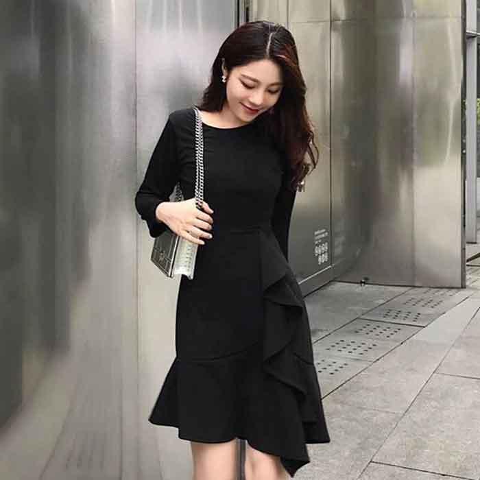 Đầm đuôi xoè đen thu hút mọi ánh mắt