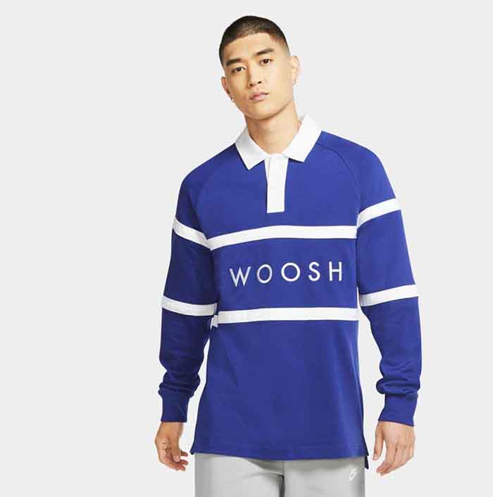 Áo polo phối kẻ trắng nổi bật trên nền xanh