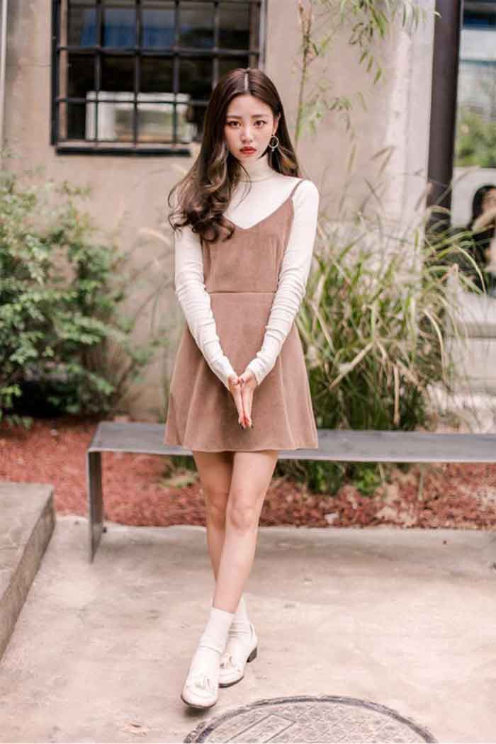 Style Fly88 com giải trí trực tuyến cổ lọ dài tay kết hợp với váy 2 dây