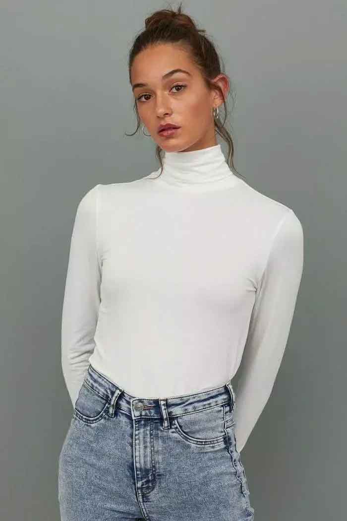 Quần jeans nữ skinny mix với Fly88 com giải trí trực tuyến cổ lọ trắng