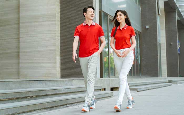 Tạo cảm giác năng động khi kết hợp Fly883 Mở Tài Khoản đỏ với quần kaki trắng, cùng giày thể thao