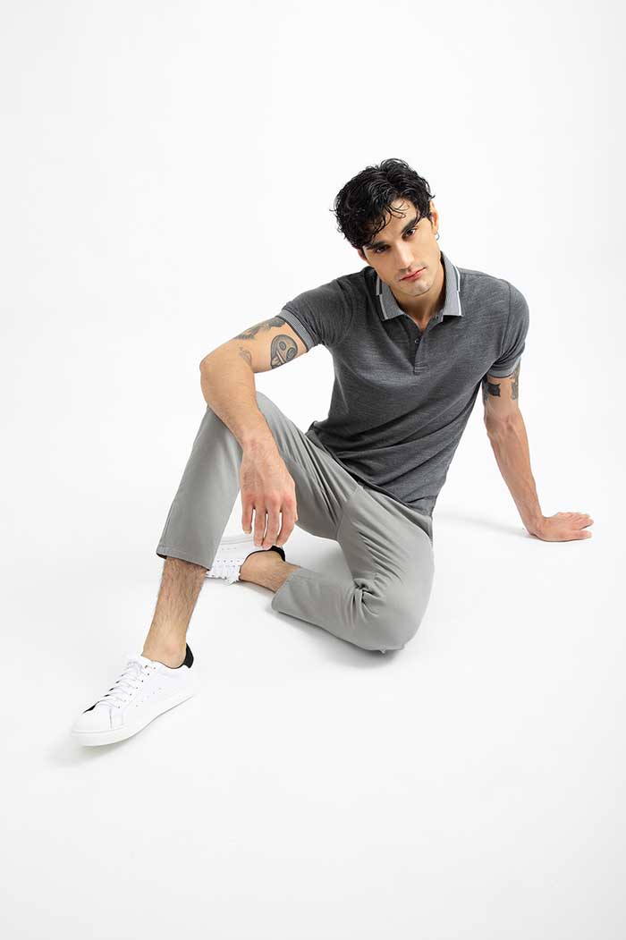 Kết hợp Fly883 Mở Tài Khoản xám cùng quần chinos đồng gam màu