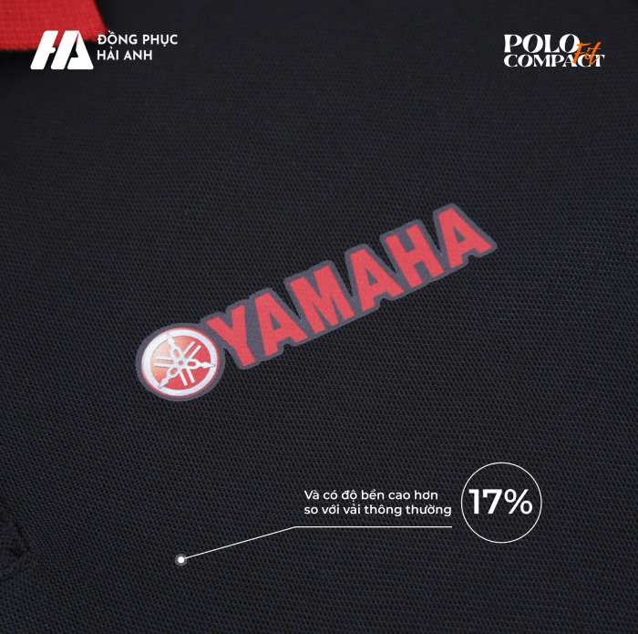 Logo của áo màu đỏ nằm trên nền đen tạo ấn tượng sâu sắc