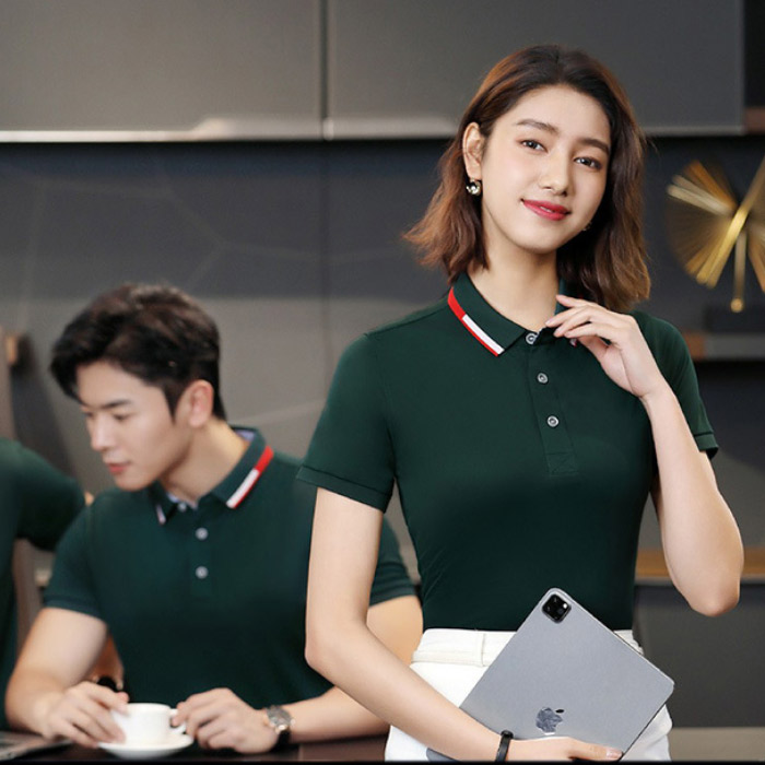 Logo Fly88 là nhà cái nổi bật đặc biệt uy tín trong lĩnh vực cá cược trực tuyến tại Việt Nam in trên nền xanh của áo càng trở nên nổi bật