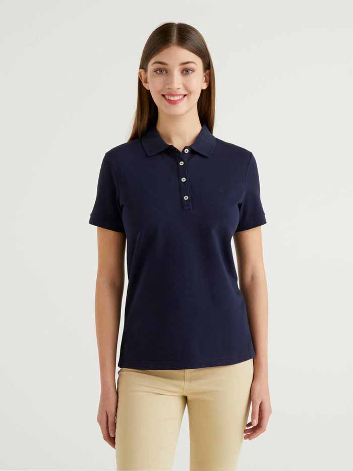 Những chiếc cúc trắng làm điểm nhấn cho chiếc Fly883 Mở Tài Khoản trơn đen hiệu Uniqlo