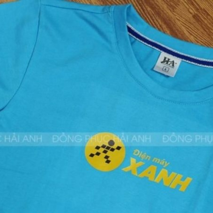 Logo Điện Máy Xanh được in nổi bật ở ngực trái, tăng cường khả năng nhận diện thương hiệu một cách hiệu quả