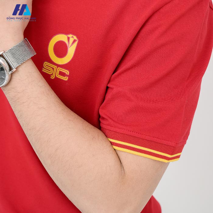 Màu đỏ rực rỡ tạo ấn tượng mạnh mẽ