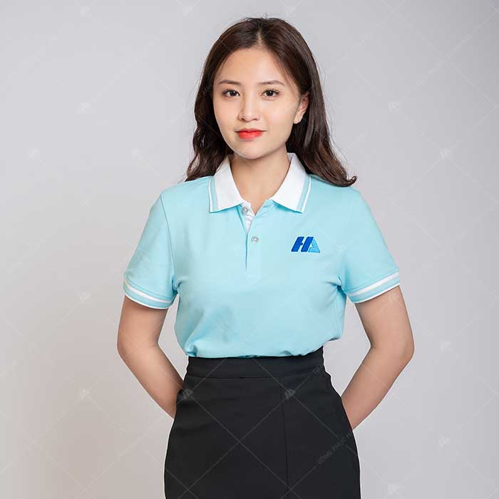 Áo polo xanh nhạt cổ trắng thêu logo với tông màu xanh nhạt cùng logo sắc nét