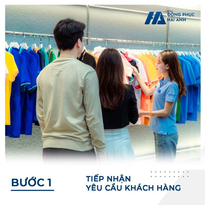 Bộ phận CSKH của FLY888 Tỷ Lệ Kèo Hấp đang tư vấn mẫu áo phù hợp cho khách hàng