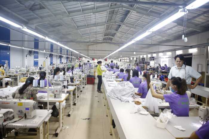 Công nhân miệt mài, Trang chính thức của nhà cái FLY88 chăm chỉ cho mẫu áo đẹp