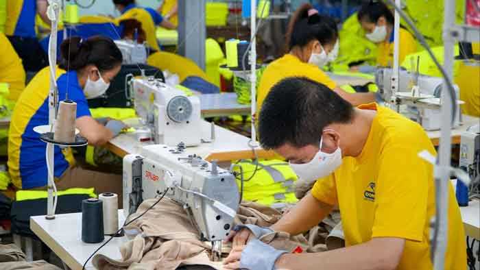 Công nhân đang miệt mài may Fly88 com giải trí trực tuyến tại xưởng