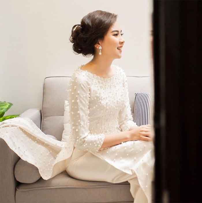 Áo dài Trang Chủ Fly88.Com Uy Tín Đẳng Cấp Số 1 Châu Á đính ngọc đặc sắc được Thời trang Thùy Linh tự thiết kế và may