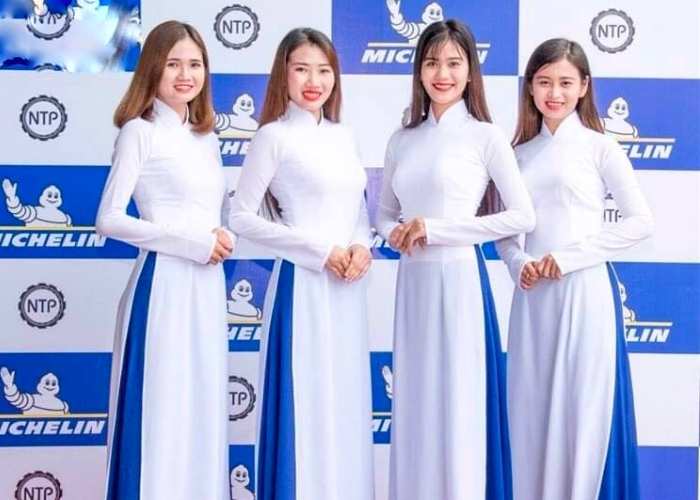 Mẫu áo dài Nhà Cái FLY88.COM Xanh Chín, Uy Tín Tặng 188k Trang Chủ Fly88.Com Uy Tín Đẳng Cấp Số 1 Châu Á màu trắng truyền thống, vừa đơn giản vừa thanh lịch