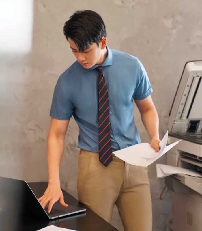 Sơ mi và quần âu là outfit chuẩn mực lịch lãm của quý ông Trang Chủ Fly88.Com Uy Tín Đẳng Cấp Số 1 Châu Á