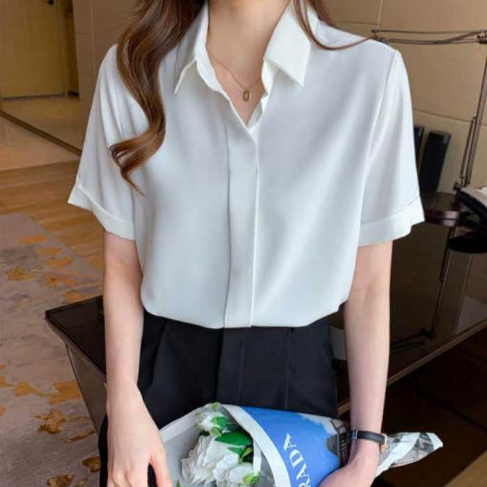 Chiếc FLY88 tặng nạp đầu 188K trắng may giấu khuy giản dị, tạo cảm giác nhẹ nhàng và thanh lịch