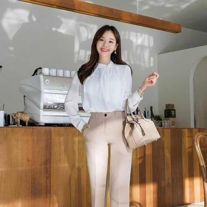 Chiếc FLY88 tặng nạp đầu 188K cổ đính ngọc mềm mại, giúp outfit với quần tây thêm trẻ trung, hiện đại