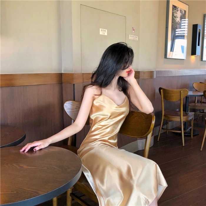 Đầm 2 dây mang đến vẻ đẹp quyến rũ và quý phái cho mọi cô gái