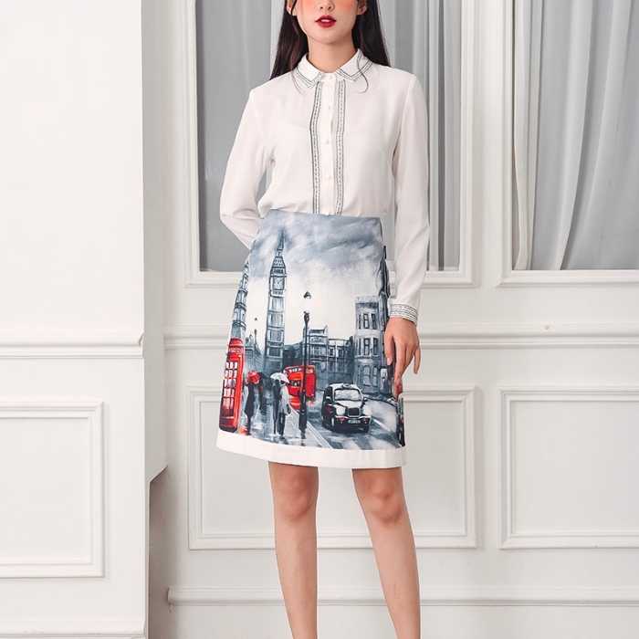 Nàng Trang Chủ Fly88.Com Uy Tín Đẳng Cấp Số 1 Châu Á trong chiếc váy hoạ tiết độc đáo