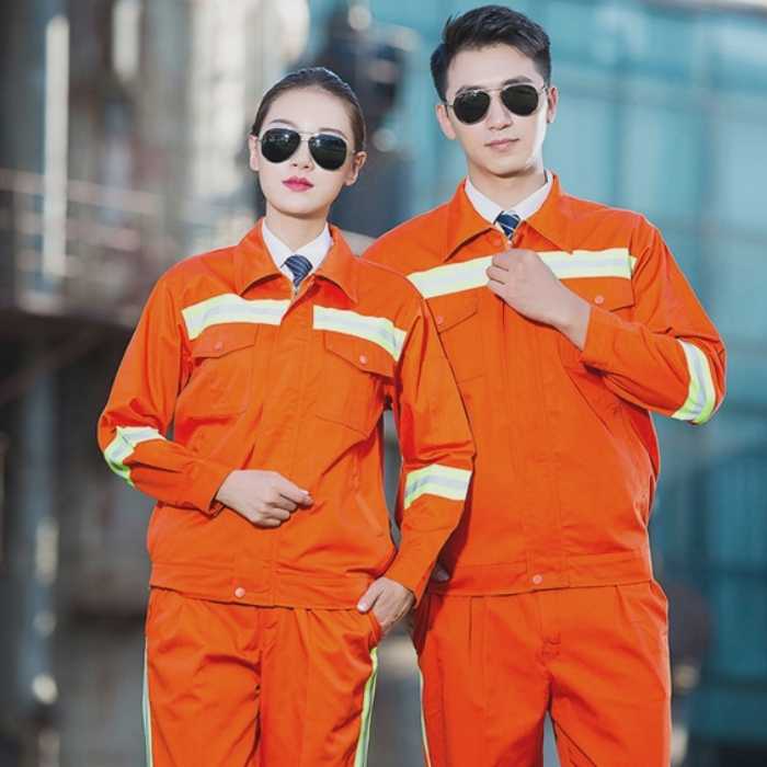 FLy88 quaytay.tv bóng đá thợ điện có màu cam nổi bật kết hợp các dải phản quang, đảm bảo an toàn khi Trang chính thức của nhà cái FLY88 buổi tối