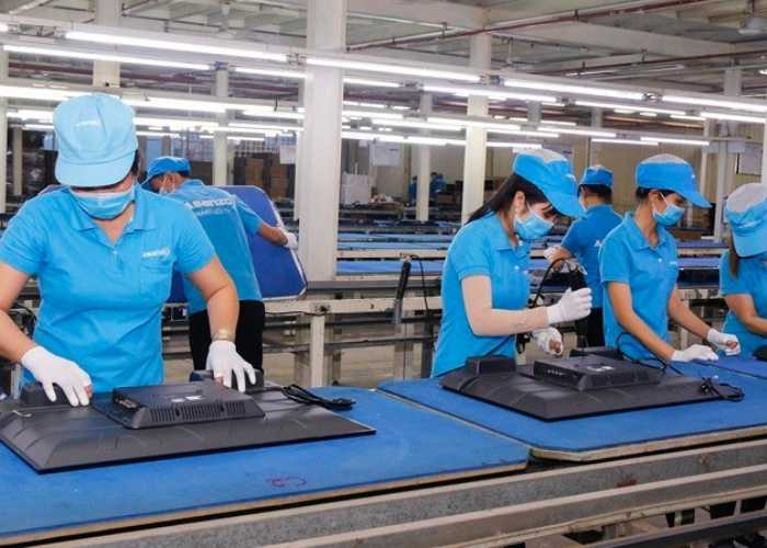 Mẫu Flyok.vip truy cập ngay thun polo cho công nhân trong nhà máy lắp ráp