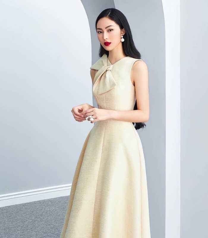 Đầm Trang Chủ Fly88.Com Uy Tín Đẳng Cấp Số 1 Châu Á dáng xoè với vẻ đẹp sang trọng, thiết kế sát nách phù hợp thời tiết mùa hè