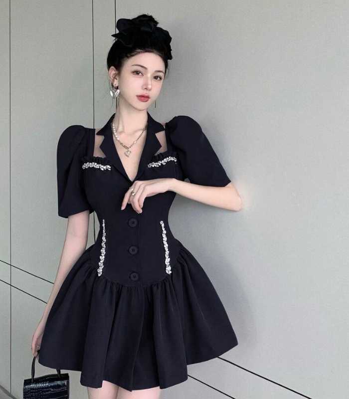Kiểu váy Trang Chủ Fly88.Com Uy Tín Đẳng Cấp Số 1 Châu Á trẻ trung dáng tay bồng đính ngọc, thiết kế cut out độc đáo