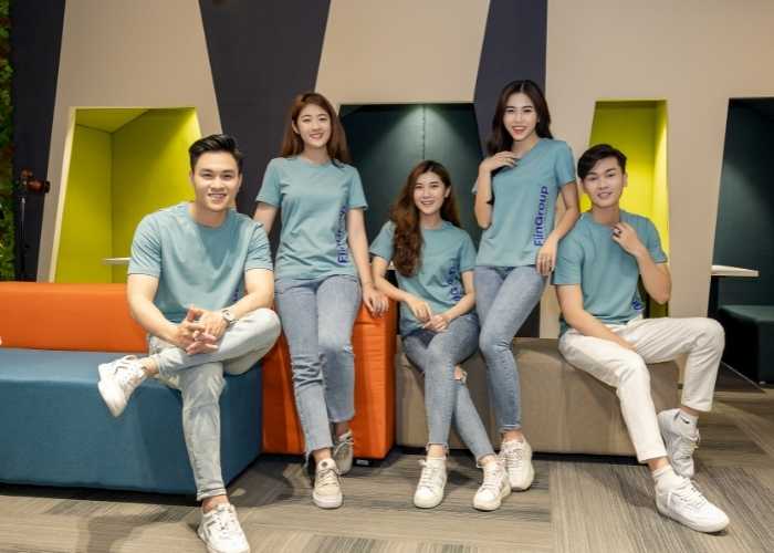FLy88 quaytay.tv bóng đá thun cổ tròn xanh khói đơn giản, thiết kế logo chạy dọc thân áo độc đáo