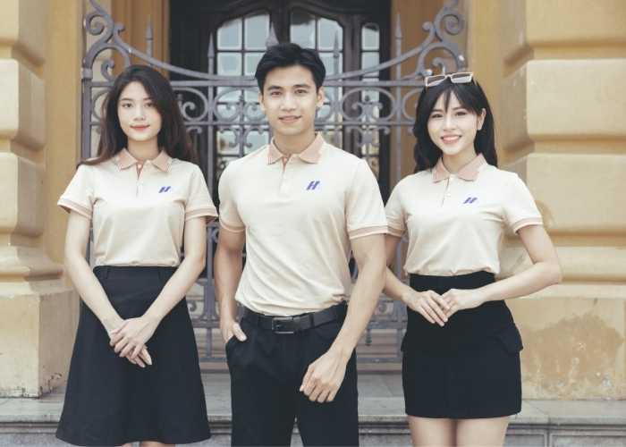 Chiếc Fly88 com giải trí trực tuyến cổ bẻ màu nude trở nên ấn tượng hơn khi được mix đậm nhạt