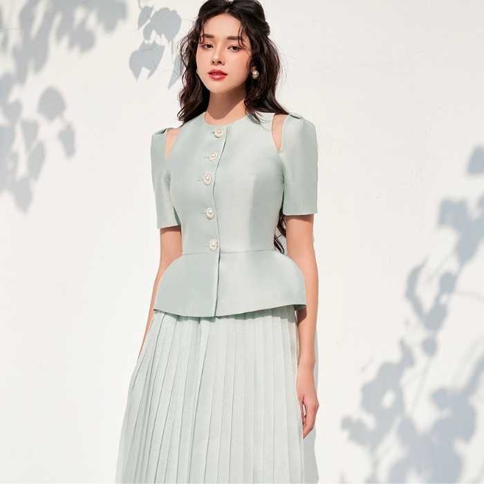 Mang tinh thần lãng mạn của thời trang Paris đến Fly88 com cá cược WC 2026 bằng outfit áo peplum - váy xếp ly