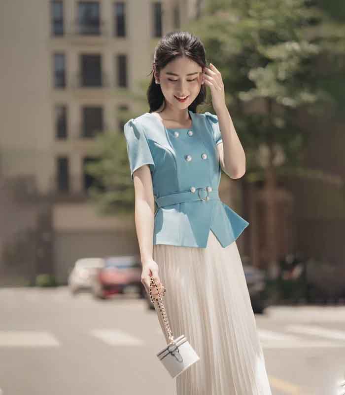 Set áo kí giả và váy xếp ly mang đến bản phối tao nhã, thanh lịch