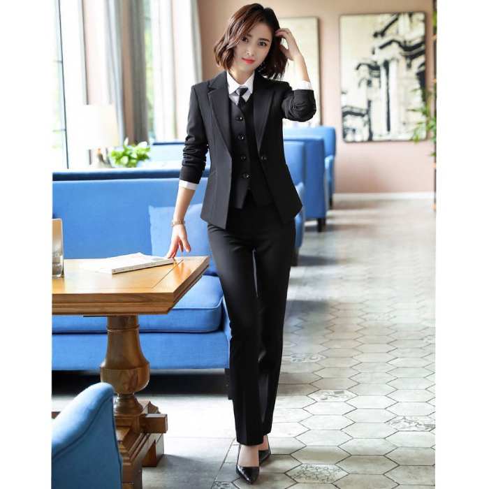 Thanh lịch khi kết hợp áo gile cùng bộ vest đồng màu