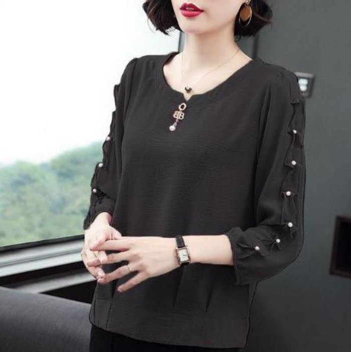 Thiết kế áo sang trọng với những hạt ngọc trai bên sườn cánh tay