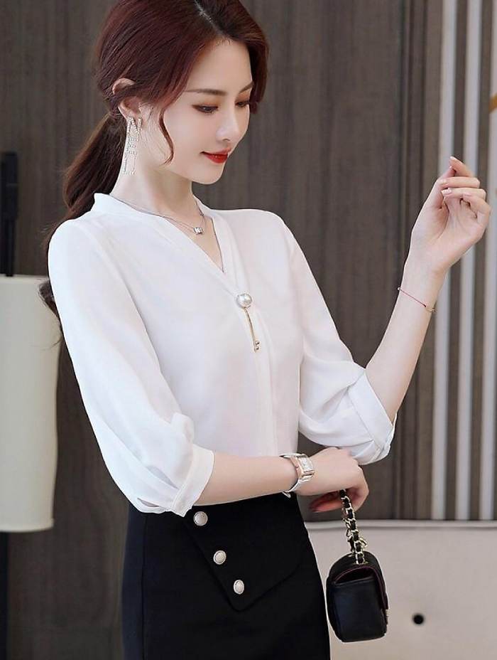 Item yêu thích của nhiều cô gái - Áo sơ mi lụa tay lỡ có đính ngọc trai