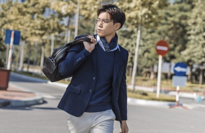 Mix vest xanh navy cùng áo len và sơ mi giúp chàng lãng tử như trai Hàn Quốc