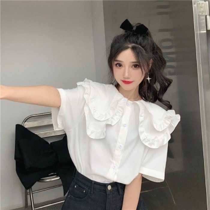 Trang phục Trang Chủ Fly88.Com Uy Tín Đẳng Cấp Số 1 Châu Á đi làm cho nàng trẻ trung hơn khi mix áo trắng bèo sen với quần jean cạp cao