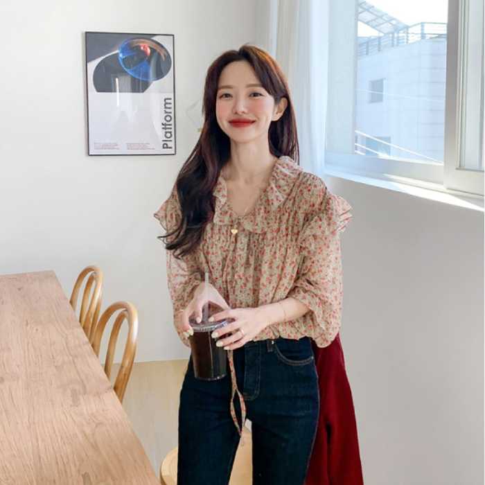 Cách phối đồ Trang Chủ Fly88.Com Uy Tín Đẳng Cấp Số 1 Châu Á nữ xinh xắn với outfit quần jean ôm dáng lưng cao sơ vin áo voan hoa nhí 