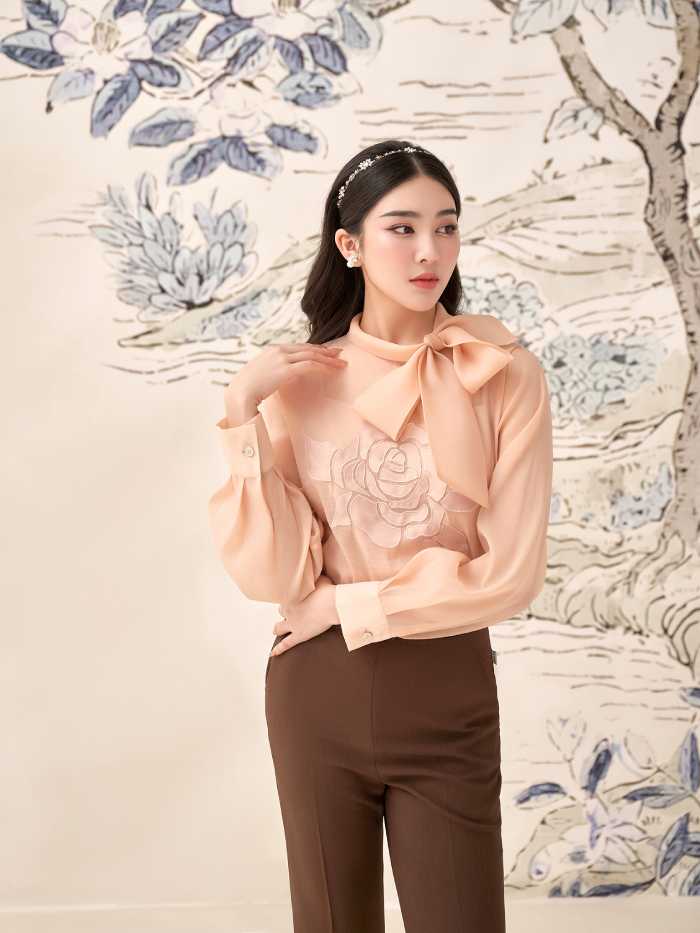 Trang phục Trang Chủ Fly88.Com Uy Tín Đẳng Cấp Số 1 Châu Á thanh lịch với FLY88 tặng nạp đầu 188K tay dài phối quần tây cạp cao