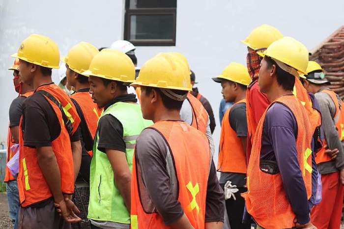 Áo lưới mỏng giúp công nhân cảm thấy thoải mái khi hoạt động