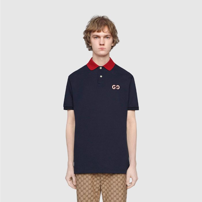 Áo thun trơn xanh than Gucci có cổ màu đỏ làm điểm nhấn