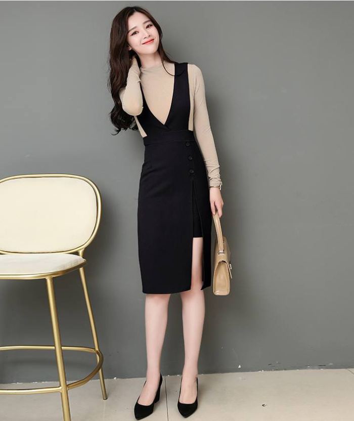Váy yếm đen kết hợp với Fly88 com giải trí trực tuyến dài tay tạo nên set items hài hòa về màu sắc