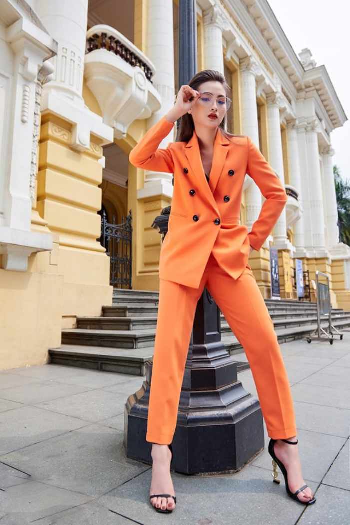 Cô nàng rực rỡ với bộ suit cam kèm cặp kính đồng gam màu