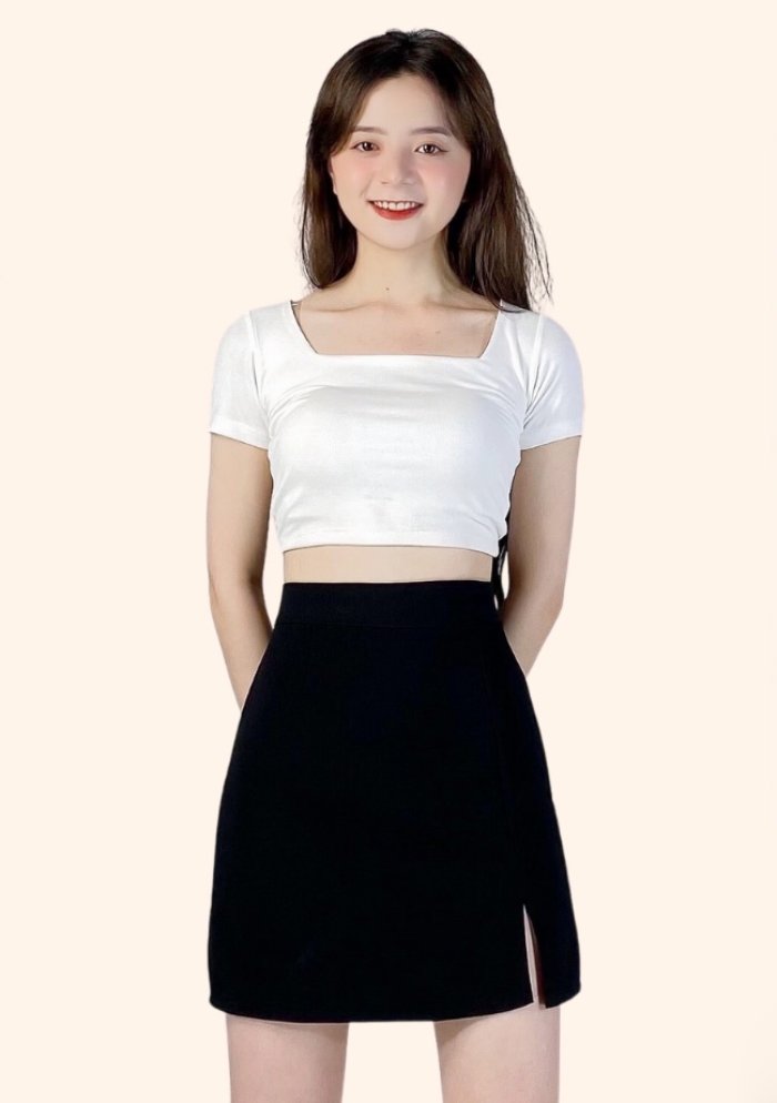 Mix áo croptop cùng chiếc Fly88com code khuyến mãi đen xẻ tà tạo nên sự sang chảnh, năng động