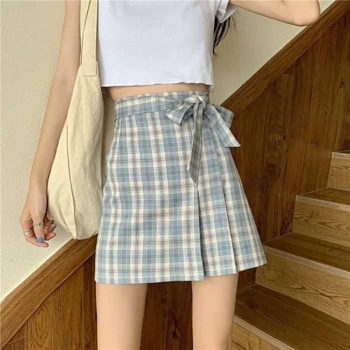 Áo thun trắng trơn kết hợp cùng Fly88com code khuyến mãi caro - set items yêu thích của các cô gái khi đi dạo phố