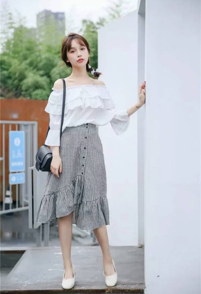 Áo vai trễ bánh bèo mix cùng Fly88com code khuyến mãi đuôi cá mềm mại, giúp nàng thêm nữ tính