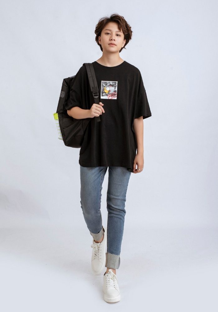 Bảo Hân thể hiện phong cách tomboy, cool ngầu khi diện Fly88 com giải trí trực tuyến form rộng cùng quần jeans