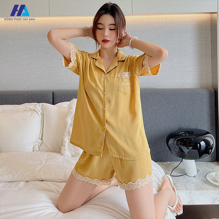 Ngọt ngào và dễ thương với mẫu đồ bộ màu vàng ở nhà