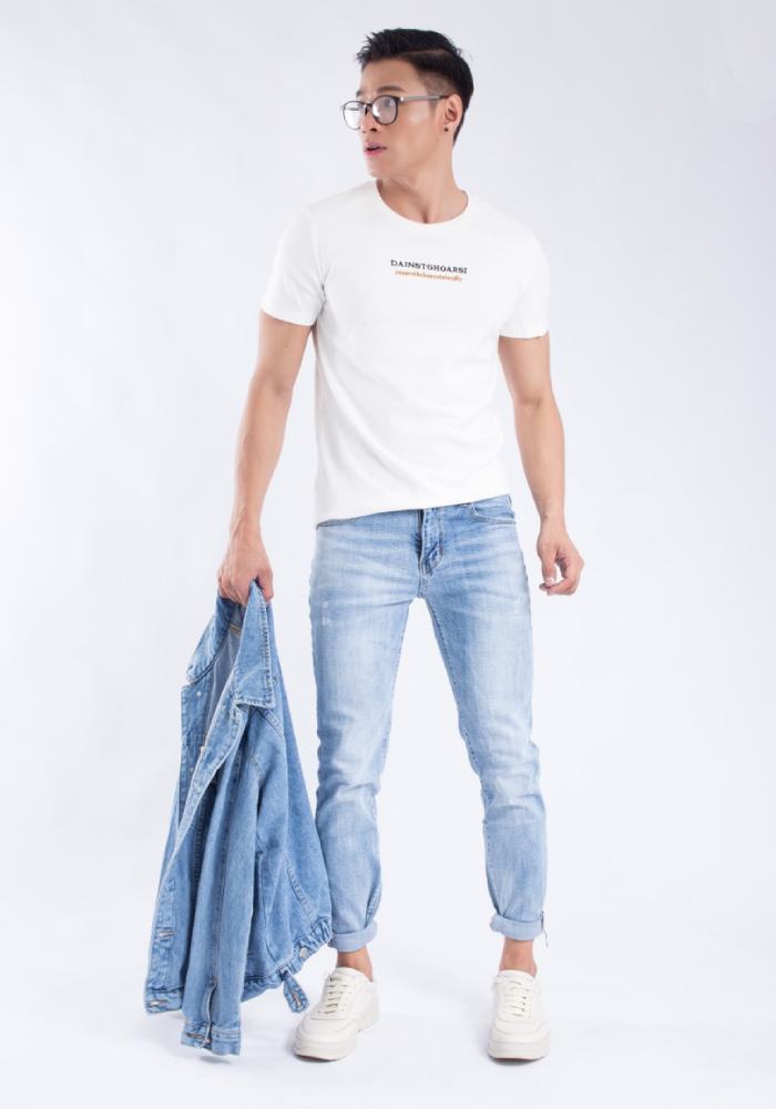 Anh chàng trẻ trung khi diện set đồ Fly88 com giải trí trực tuyến cổ tròn và quần jeans xanh