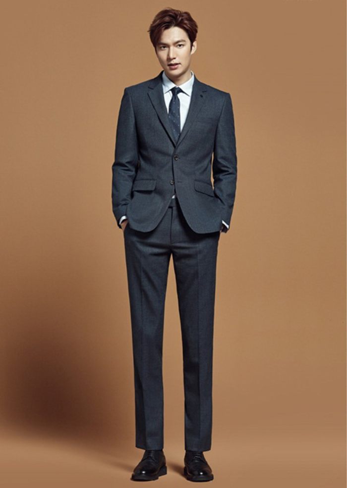 Đóng suit bộ vest thể hiện sự chuyên nghiệp của anh chàng, cũng như môi trường Trang chính thức của nhà cái FLY88