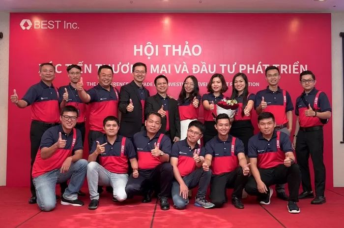 Ấn tượng với mẫu Fly88 com giải trí trực tuyến cổ bẻ phối màu đỏ và tím than